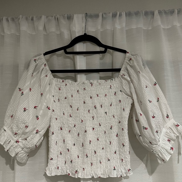 Tops - NWT Dainty white smocked puff sleeve top w/ white texture and small rose detail